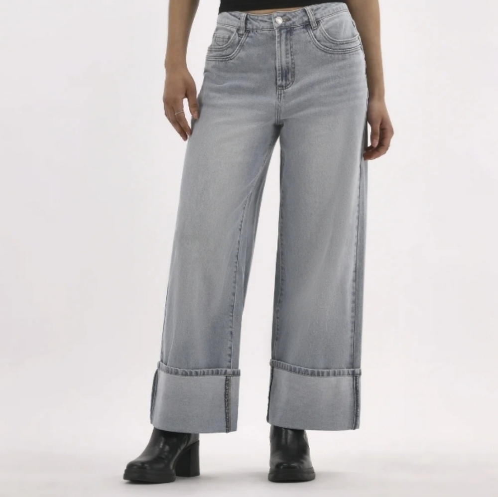 No Boundaries Womens NWT Slouchy High Cuff Jeans Light Wash Size 00